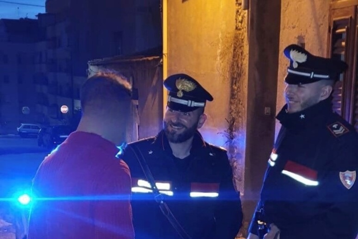 I Carabinieri Donano Farmaci E Cibo Ad Una Donna Indigente La Notte Di