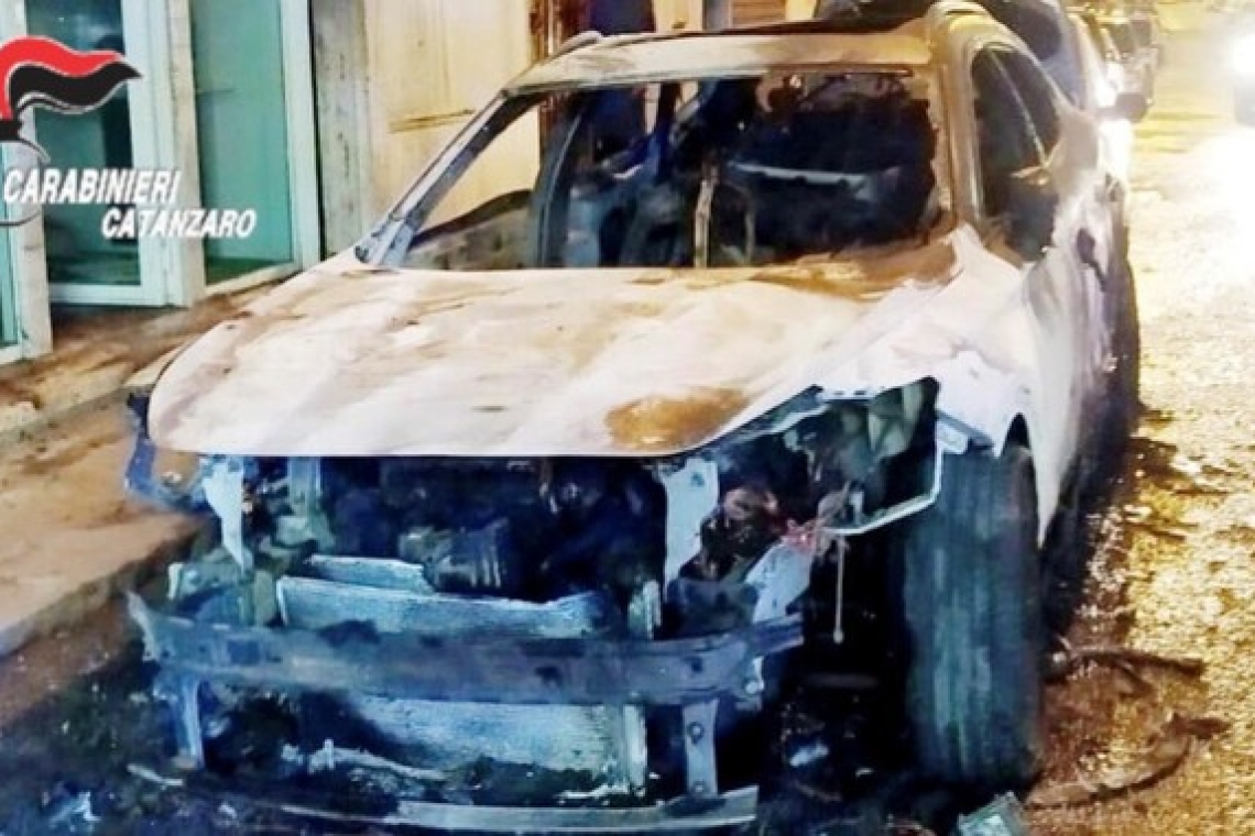 Arrestato un 45enne accusato di avere incendiato l’auto di un noto avvocato