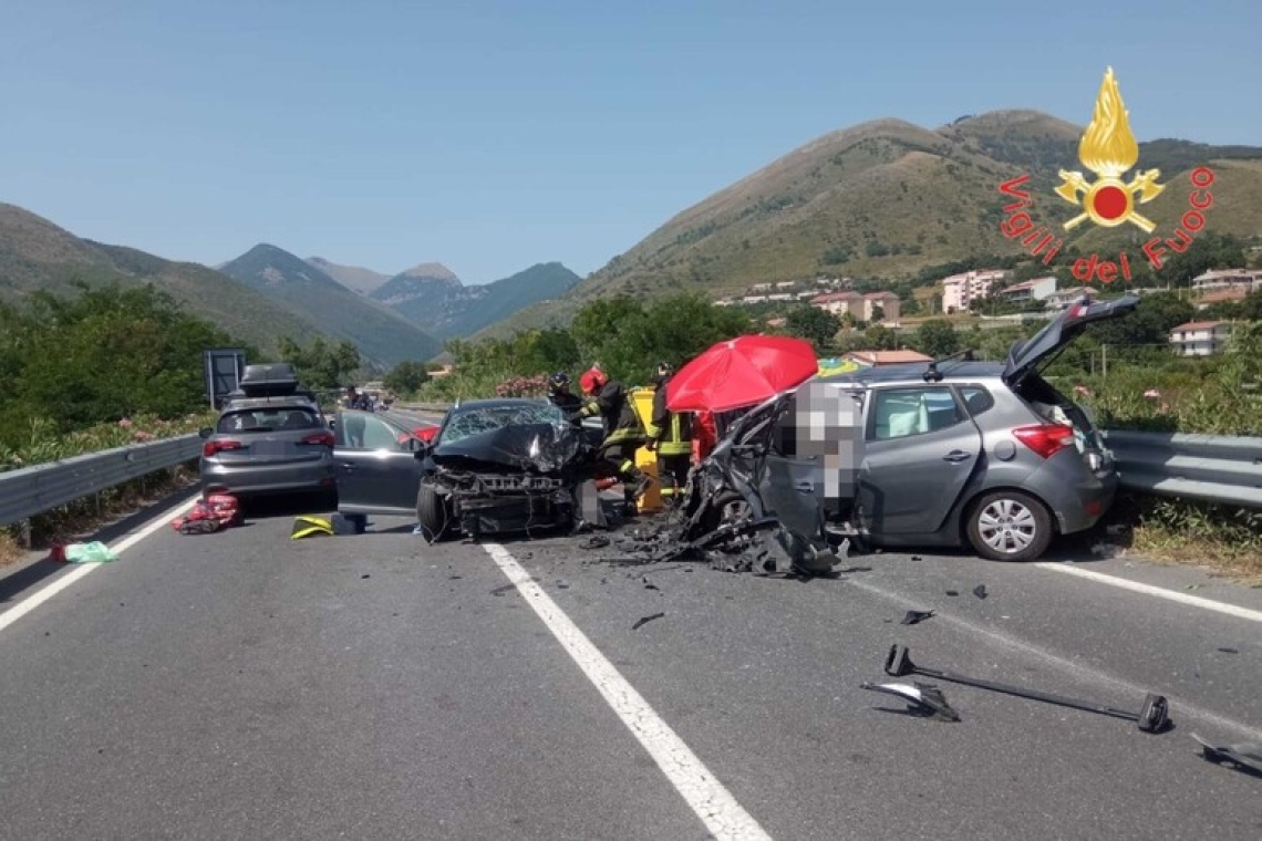 Incidente stradale tra tre auto nel Cosentino, morta una donna