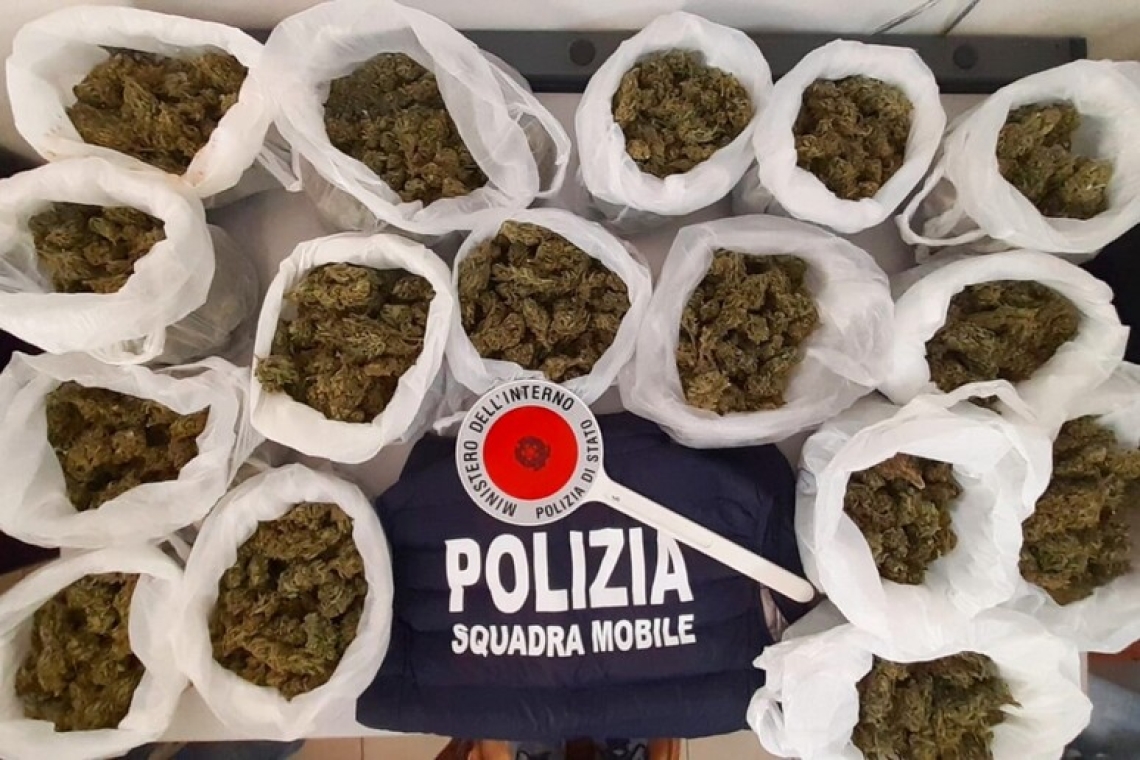 Crotone, nel centro storico sequestrati 1,7 chili di marijuana