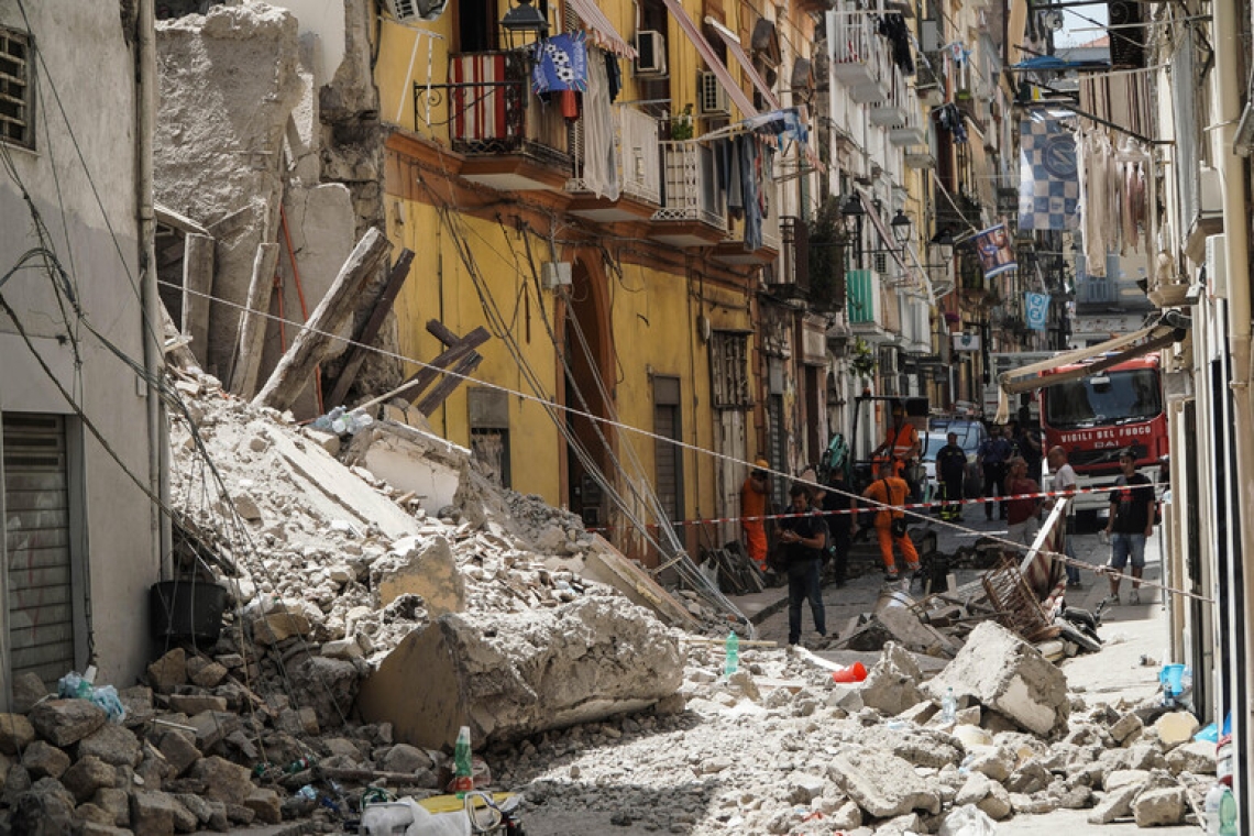 Crolla una palazzina a Torre del Greco, tre le persone estratte vive