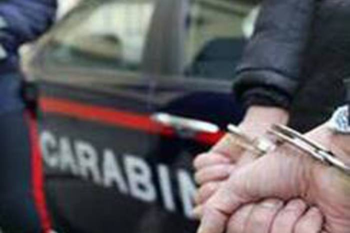 Rapinava prostitute con una pistola di scena, arrestato dai Carabinieri