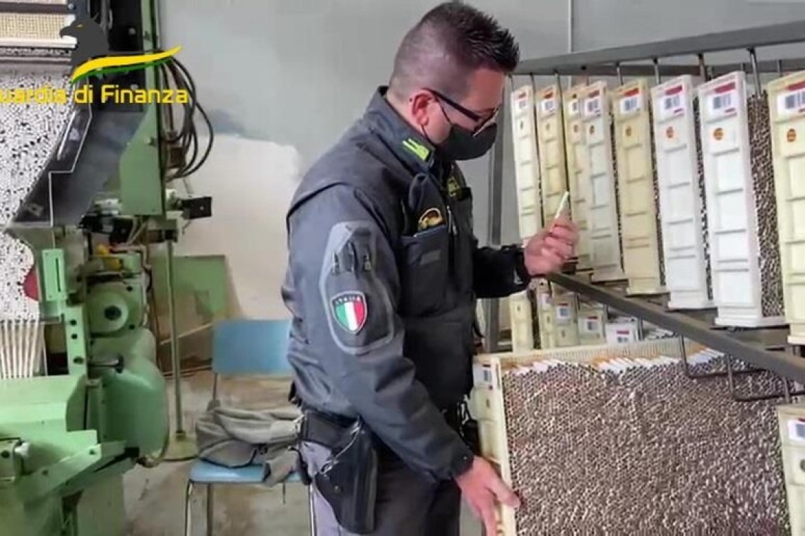 Scoperta dalla GdF una fabbrica di sigarette di contrabbando nel Milanese, 7 arresti