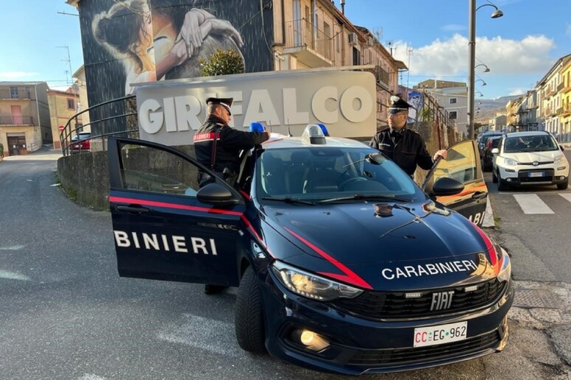 Sottraggono la carta del reddito di cittadinanza ad un’  uomo, arrestati