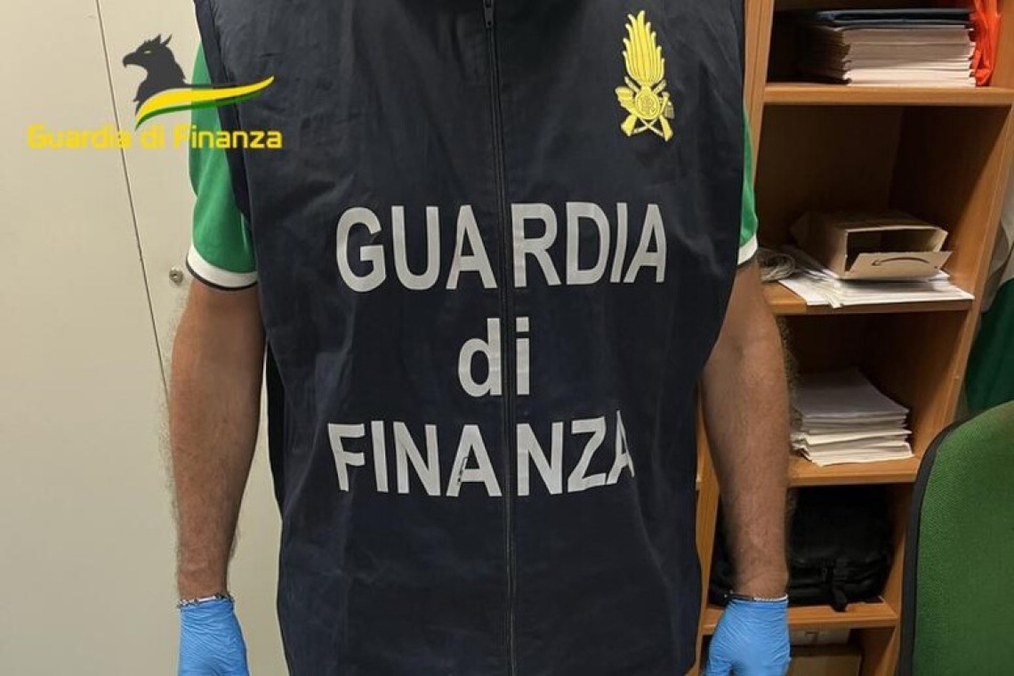 Trovata una pistola, munizioni e droga in casa: arrestato un giovane