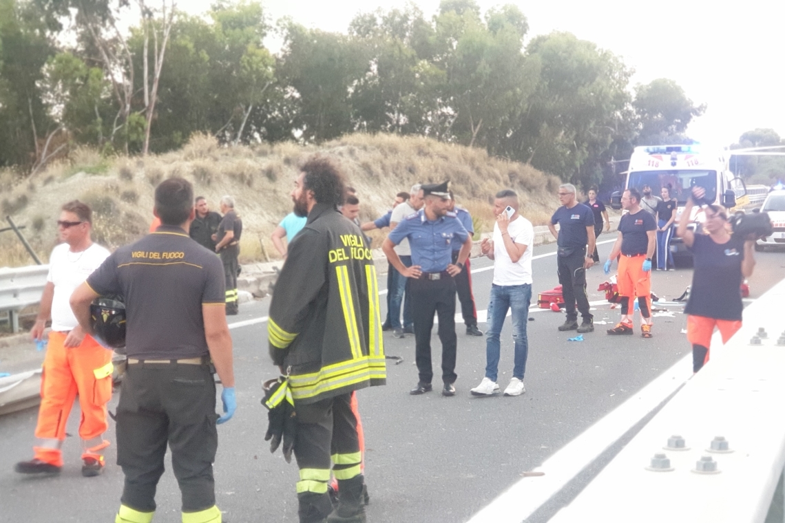 Finiscono fuori strada con l’auto che prende fuoco, un morto e un ferito