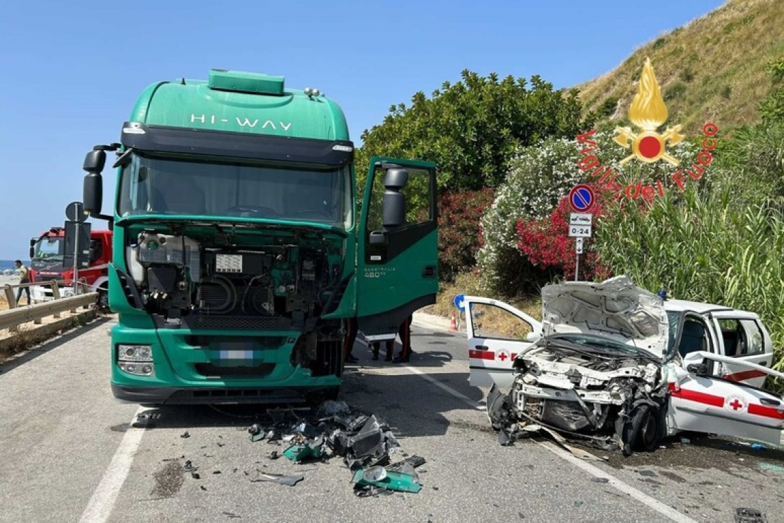 Brutto incidente stradale tra auto e camion, feriti 5 volontari della Croce rossa