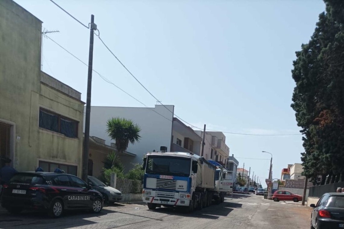 Muore schiacciato tra due camion un operaio 52enne 