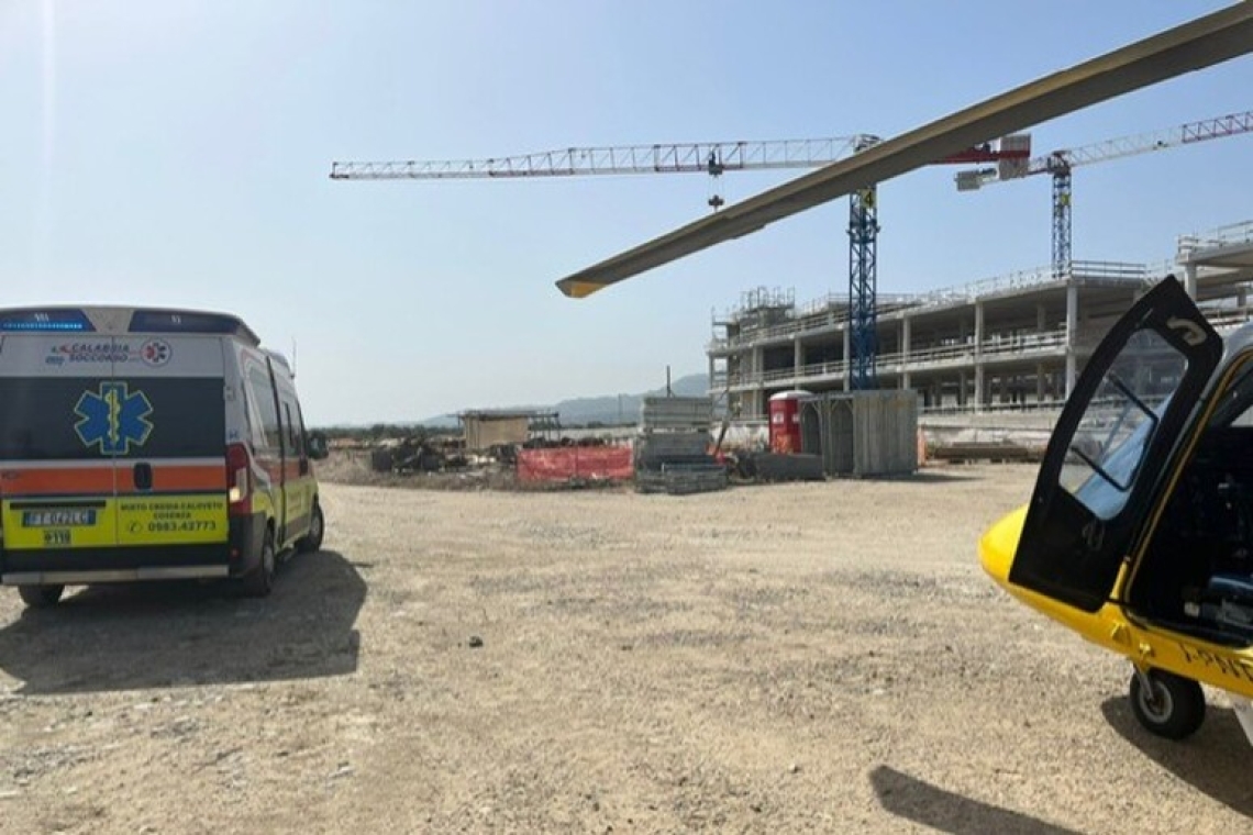 Un operaio 61enne cade nel cantiere, è grave