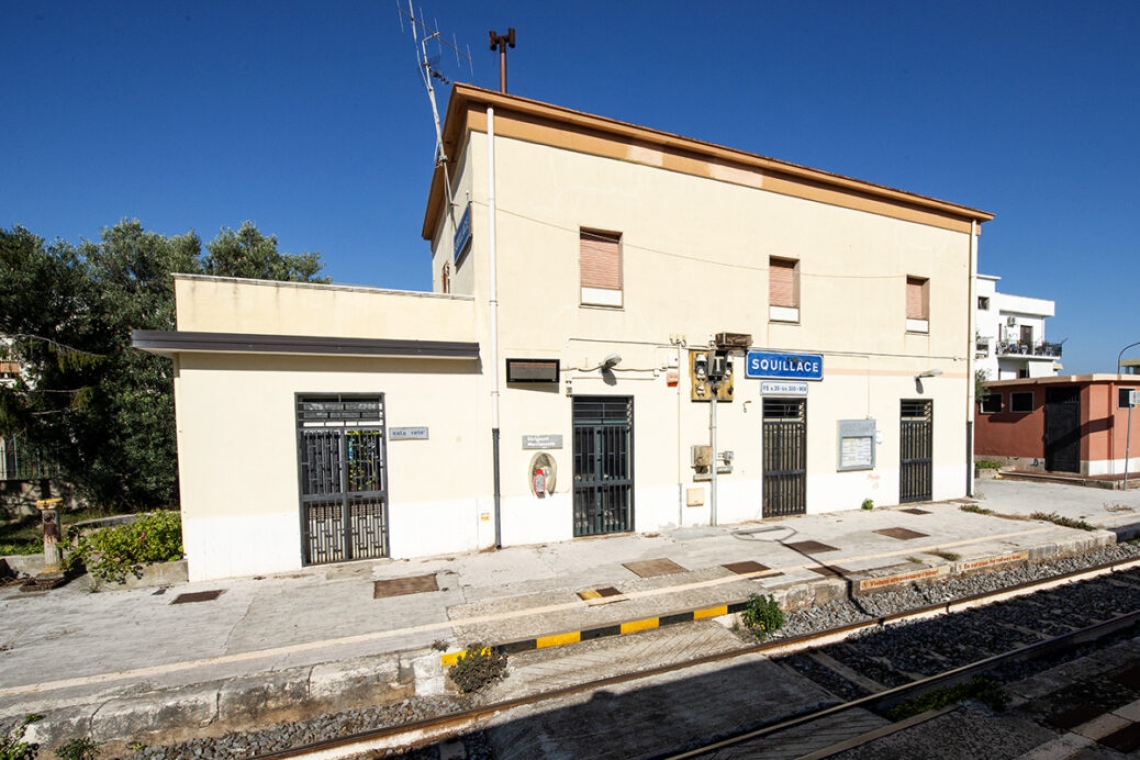 Appiccano il fuoco a delle sterpaglie vicino alla stazione ferroviaria e abitazioni, 2 arresti