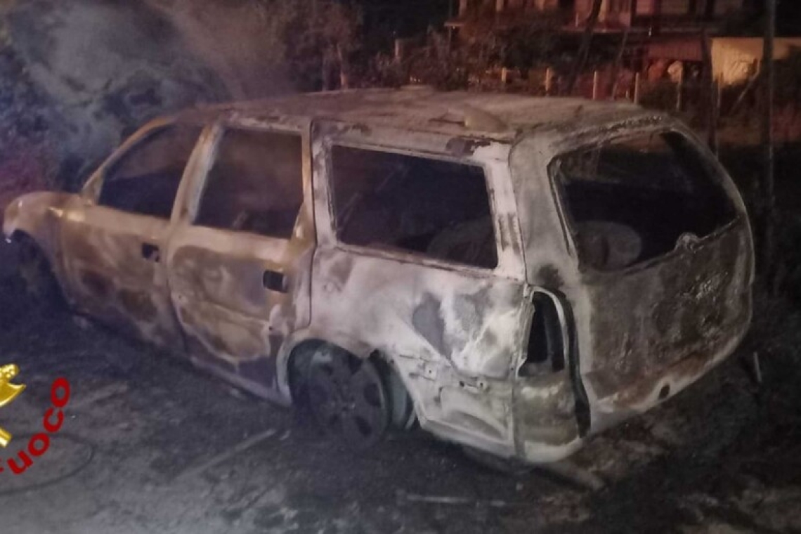 Auto in fiamme a Serino, indagano i Carabinieri