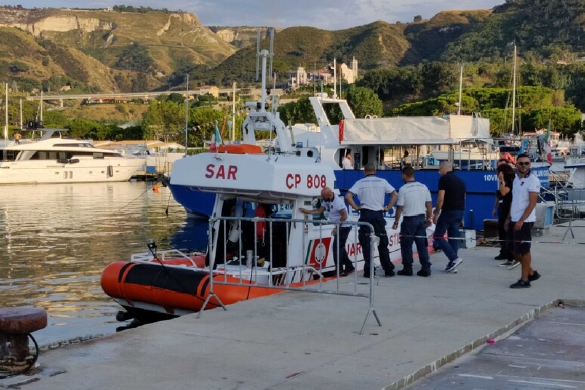 Cade in mare dal motoscafo, natante la investe e muore