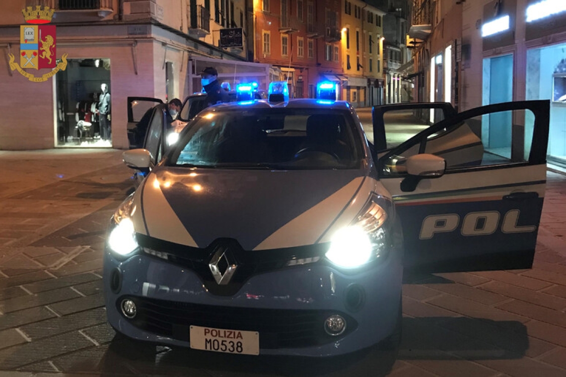 Nascondeva alcune dosi di cocaina sotto il sedile dell'auto, arrestato