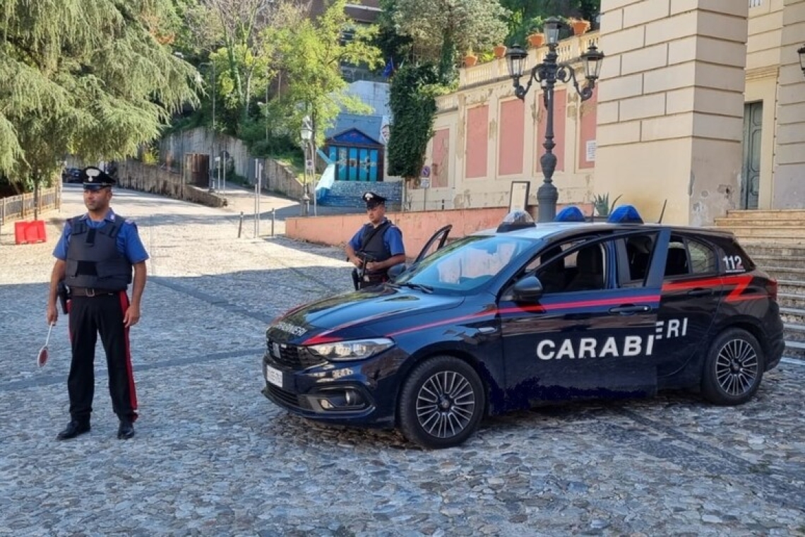 Scoperti e sequestrati armi e droga in centro storico a Cosenza