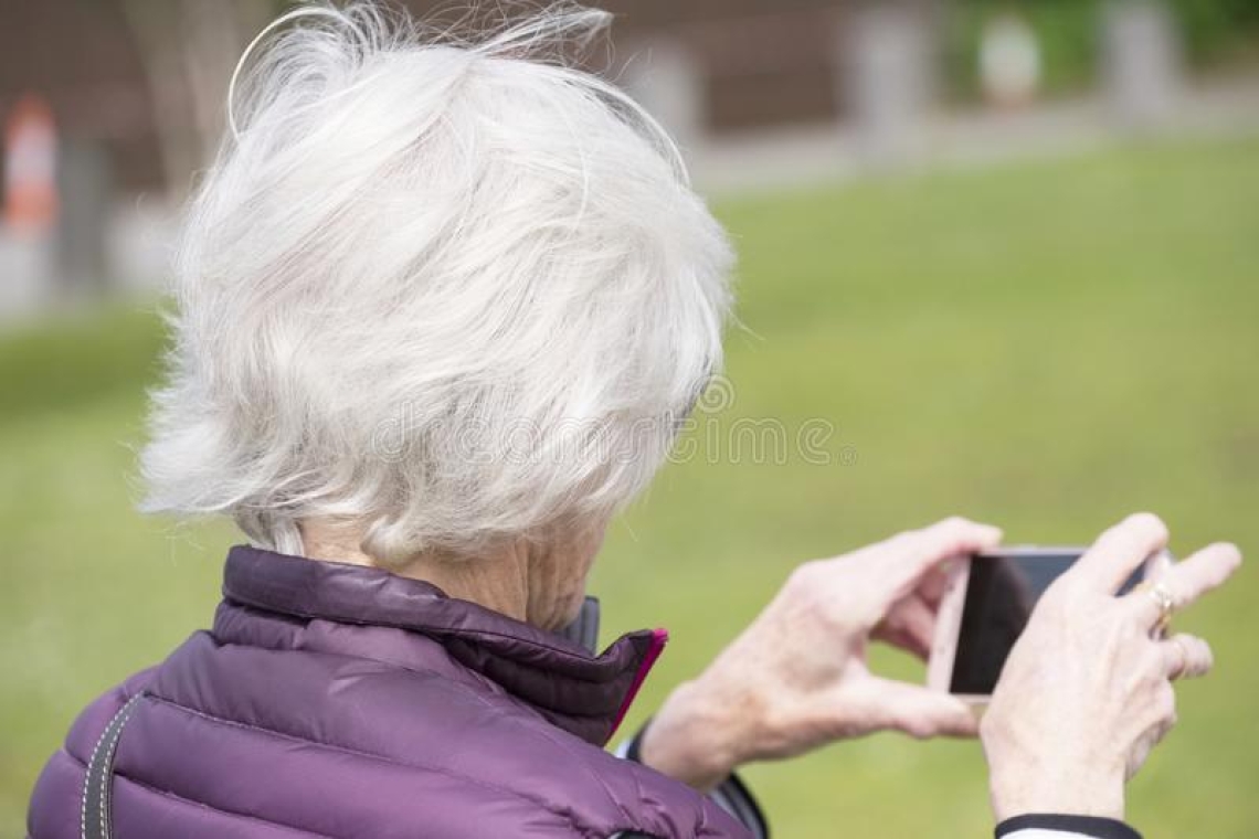 Signora anziana riprende con lo smartphone dei minori che la molestano, denunciati