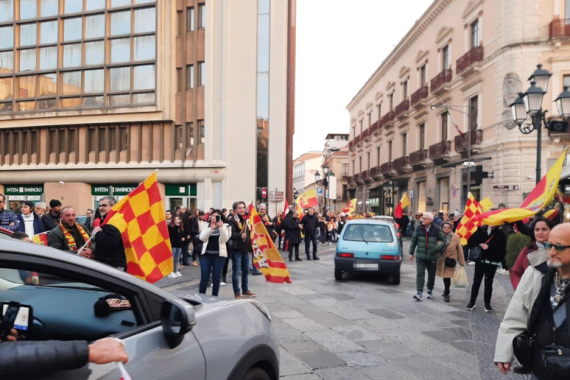 Scambiano i tifosi amici per rivali, aggrediti e danneggiata l’autovettura