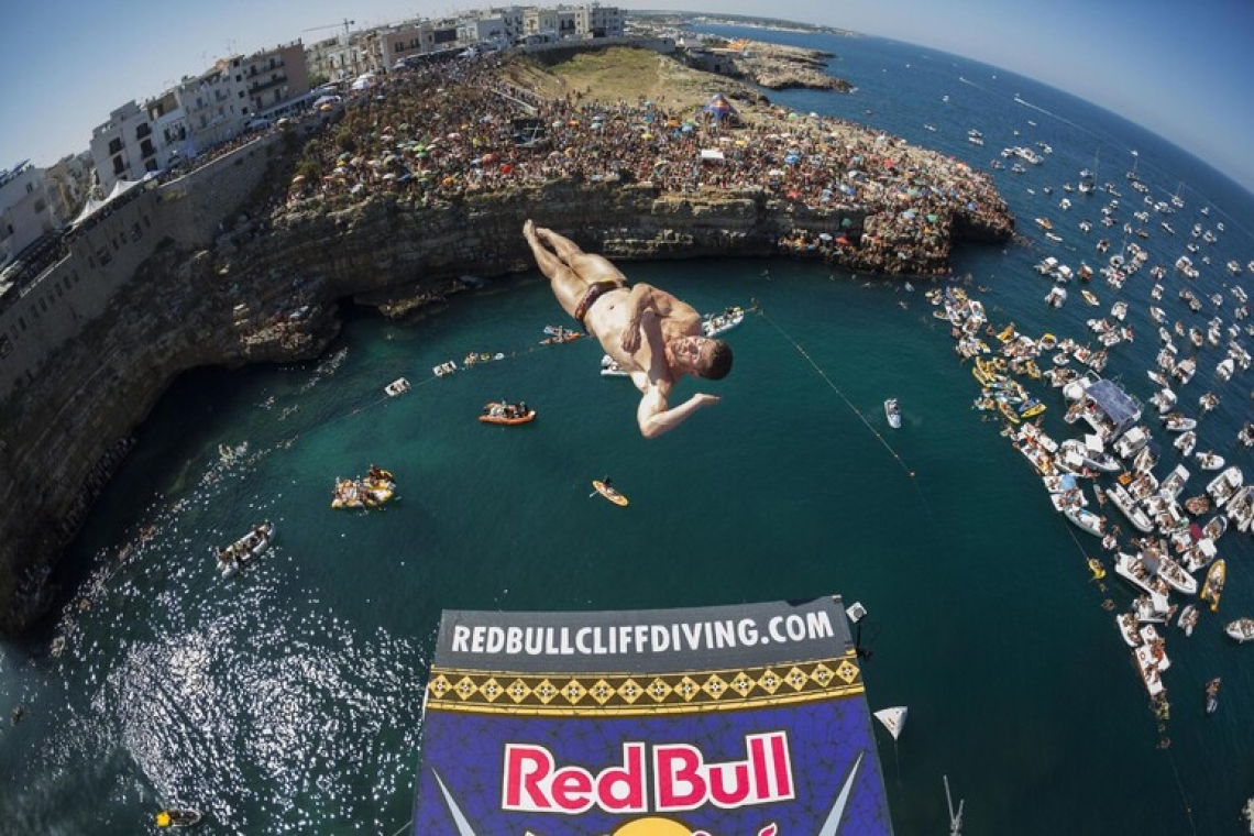 "Red Bull Cliff Diving torna a Polignano: spettacolo mozzafiato in acque pugliesi"