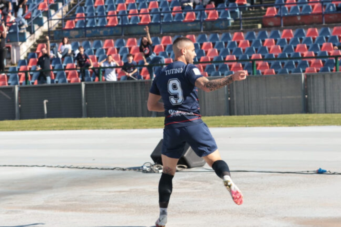 Il Cosenza travolge il Bari 4-1 e si avvicina alla salvezza