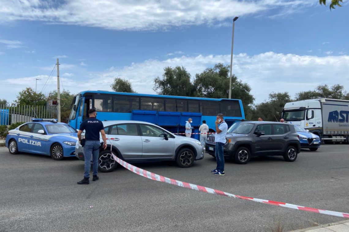 Disgrazia a Corigliano Rossano: trovato un cadavere nel bagagliaio di un autobus