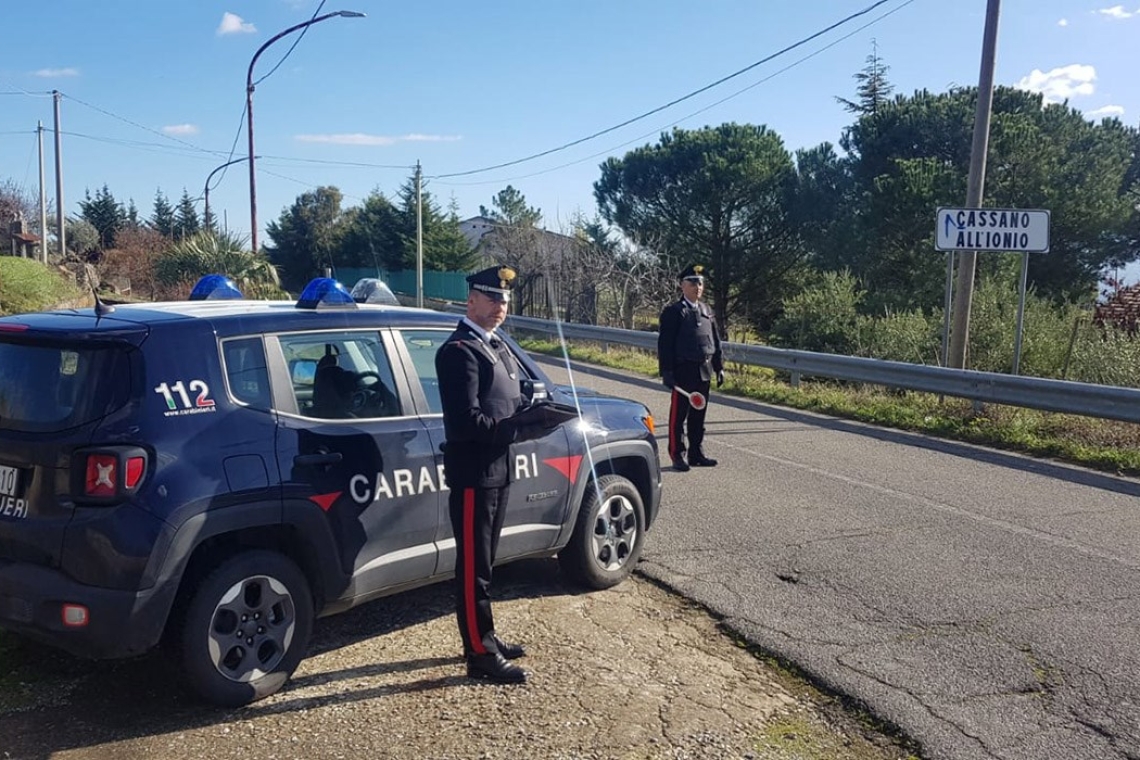 La bloccano in casa e le rubano il denaro, arrestati