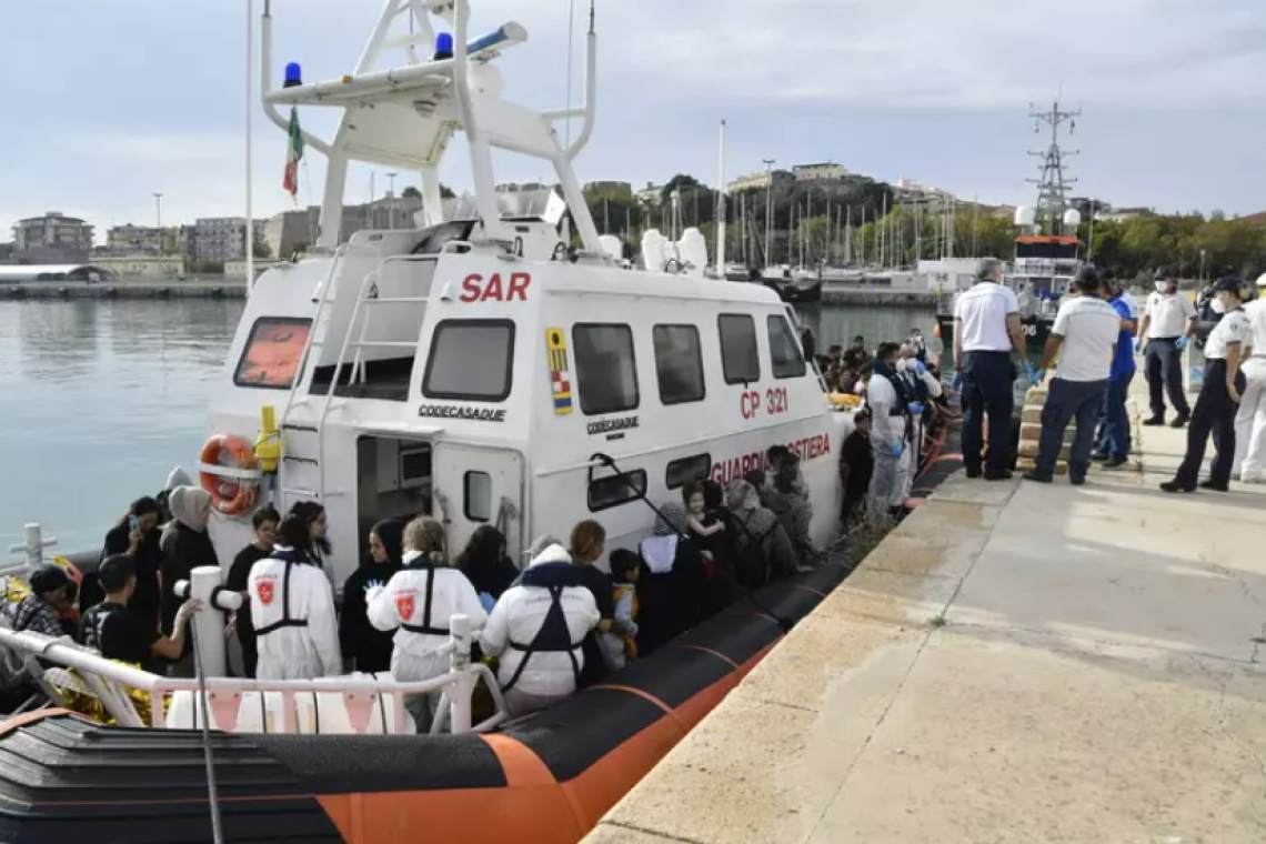 Sbarco di migranti a Crotone: arrivati in 101, tra cui donne e bambini