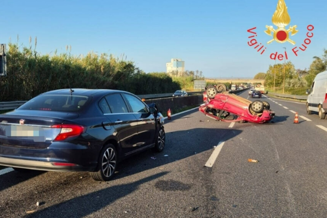 Incidente sulla statale 280: scontro tra due auto, ferita una famiglia con bambina