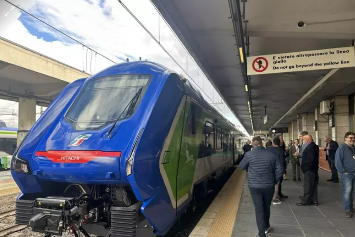 Lamezia Terme: inaugurato il nuovo treno ibrido regionale