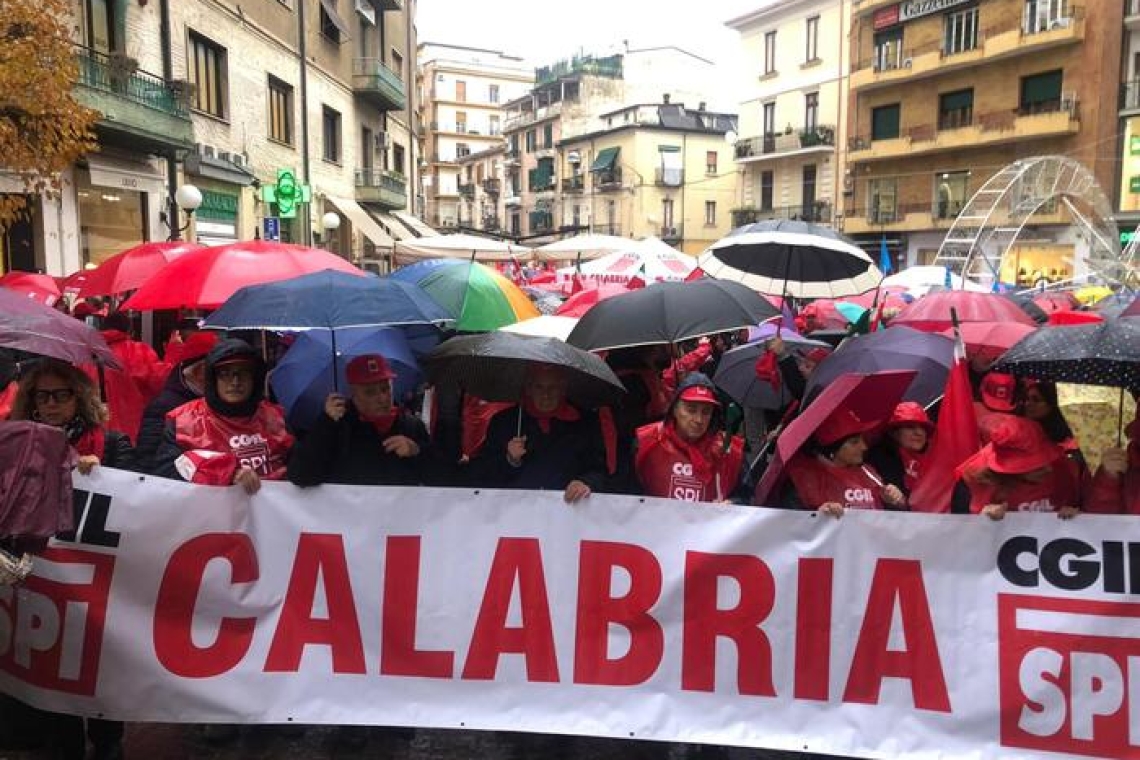 Alta adesione allo sciopero generale: migliaia in piazza a Cosenza