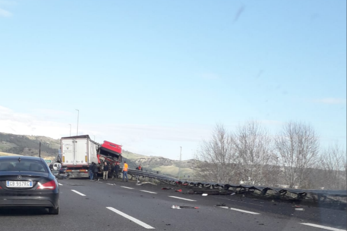 Incidente sull’A2 nei pressi di Tarsia: camion contro le barriere, traffico rallentato