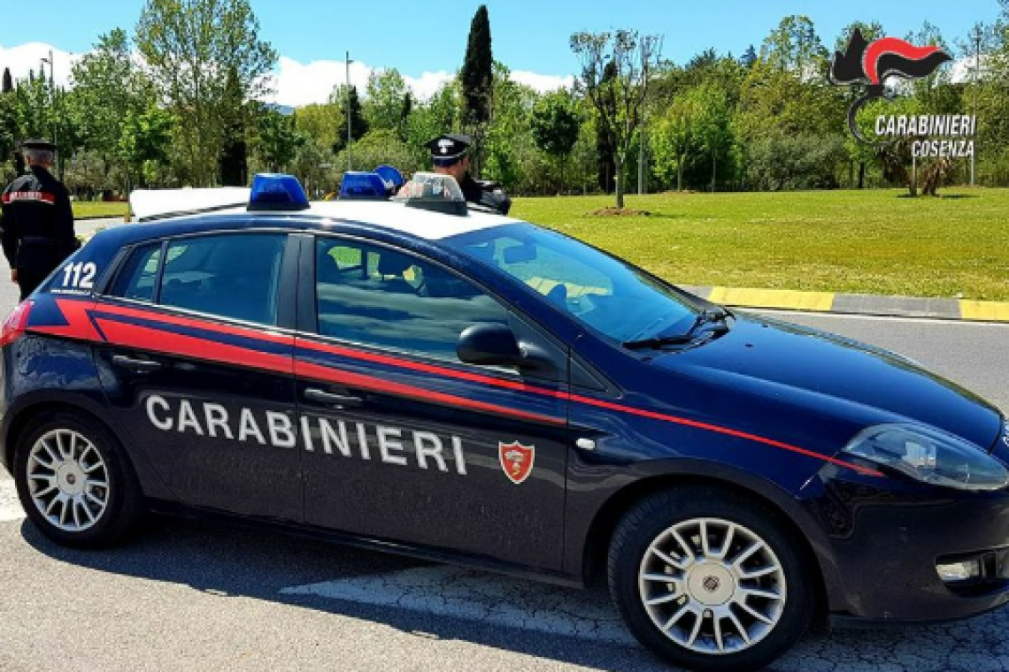 Arrestato agente penitenziario con smartphone e droga: ipotesi di destinazione ai detenuti